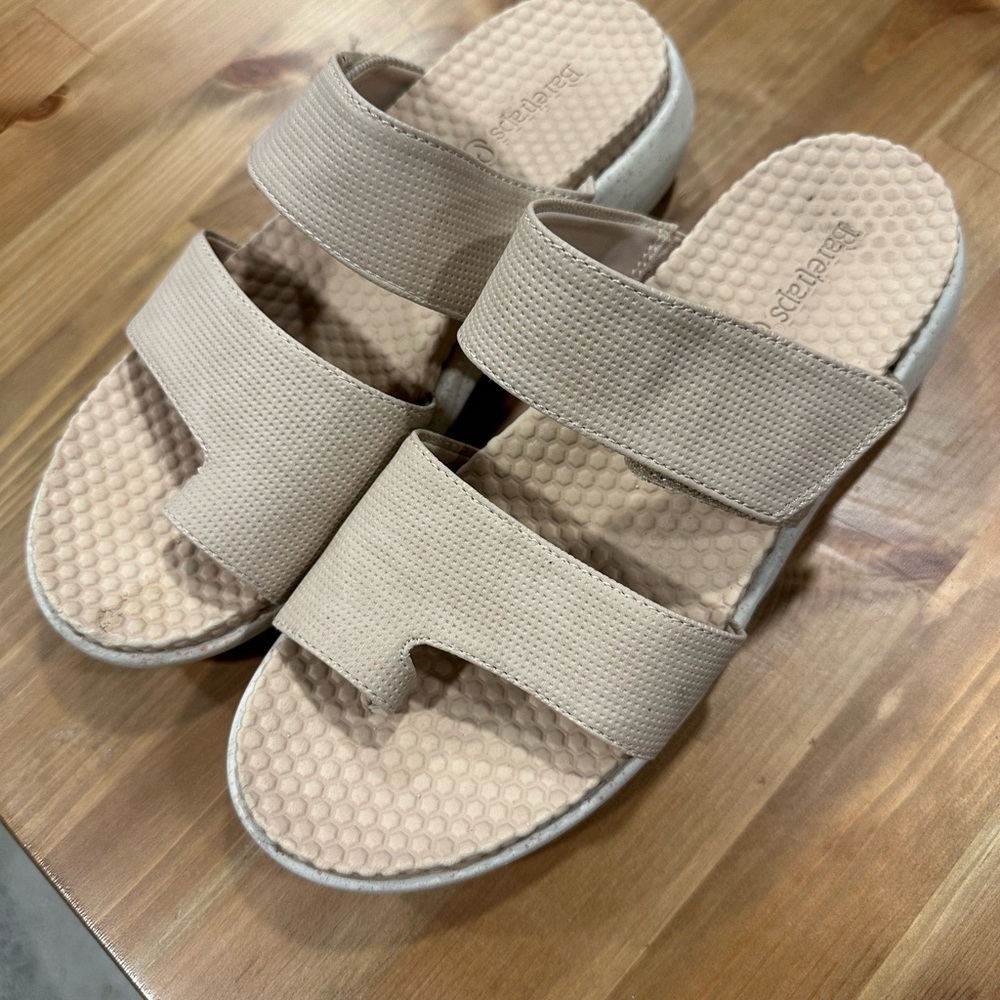 Baretraps Orthopedic Beige Textured Women's Sandals